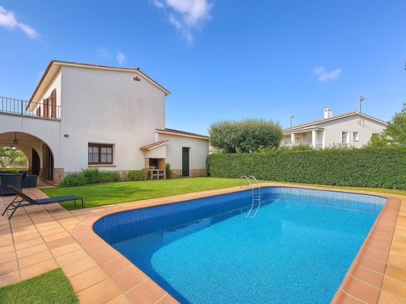 Imagen 1 de Espectacular Chalet en Maçanet de la Selva con Jardín y Piscina