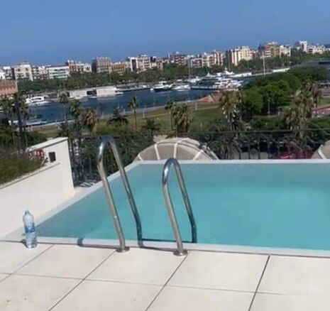 Imagen 3 de Hermoso apartamento en edificio modernista con vistas al mar.
