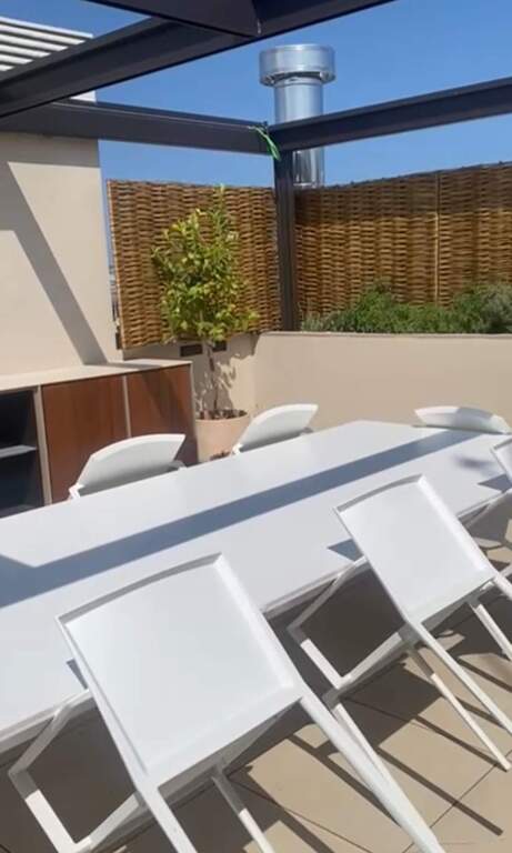 Imagen 4 de Hermoso apartamento en edificio modernista con vistas al mar.