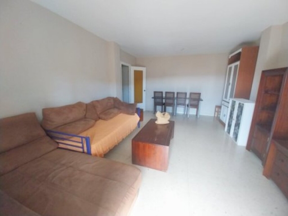 Imagen 2 de SE VENDE PISO MUY AMPLIO Y LUMINOSO DE 4 HABITACIONES EN ESTEPONA