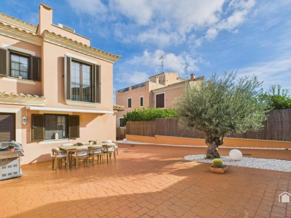 Imagen 2 de Espectacular casa con piscina privada - Puig de Ros - Calle Oronella