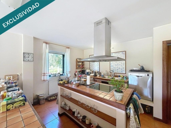 Imagen 2 de Venta de casa de una sola planta con finca a 3 km de Bertamiráns y 10km a Santiago de Compostela