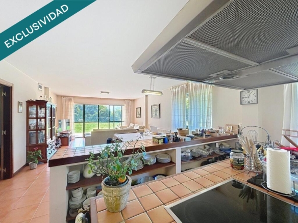 Imagen 1 de Venta de casa de una sola planta con finca a 3 km de Bertamiráns y 10km a Santiago de Compostela