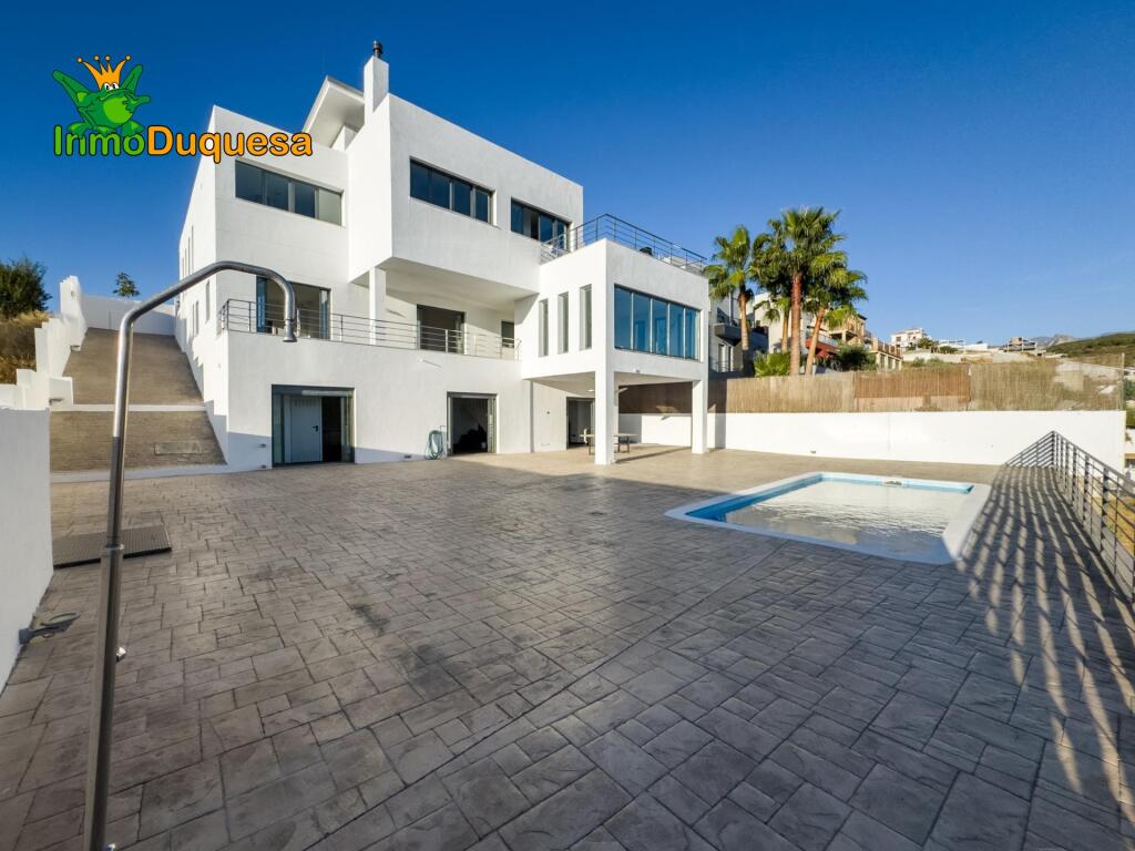 Imagen 2 de Chalet de DISEÑO MODERNO en venta en La Zubia.