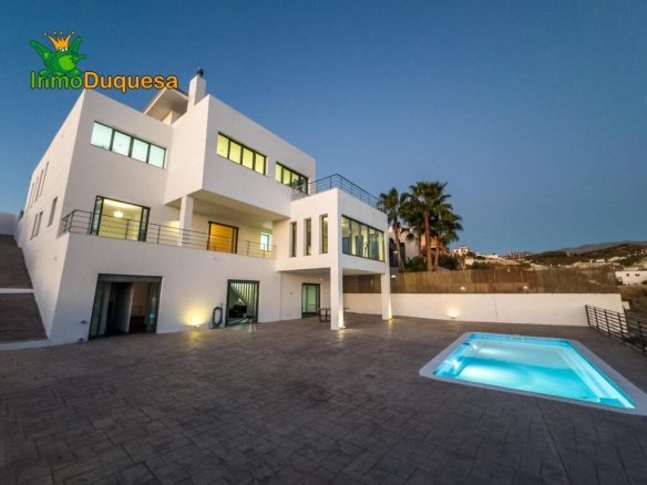 Imagen 3 de Chalet de DISEÑO MODERNO en venta en La Zubia.