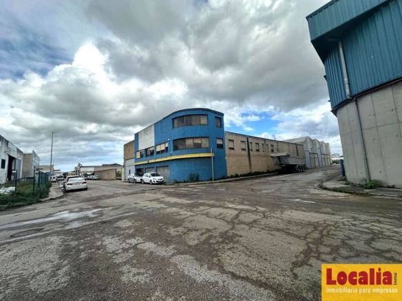 Imagen 2 de Amplia nave industrial con parcelas en Santander