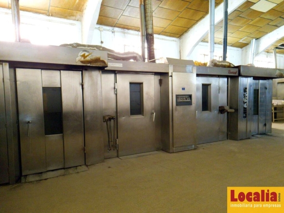 Imagen 2 de Amplia nave industrial en Segovia