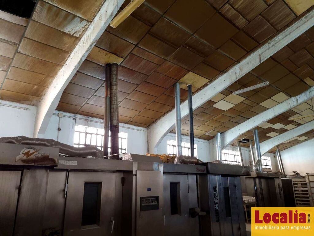 Imagen 3 de Amplia nave industrial en Segovia