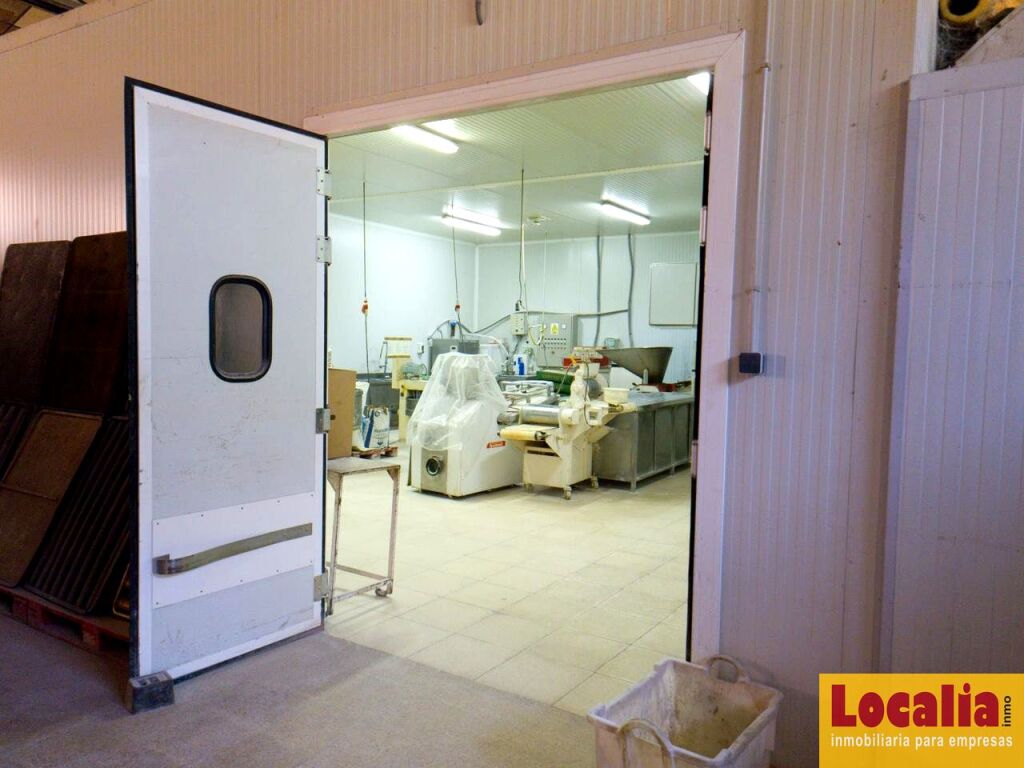 Imagen 4 de Amplia nave industrial en Segovia