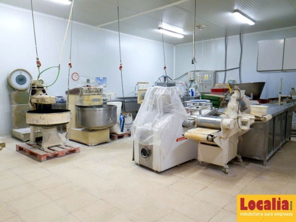 Imagen 1 de Amplia nave industrial en Segovia