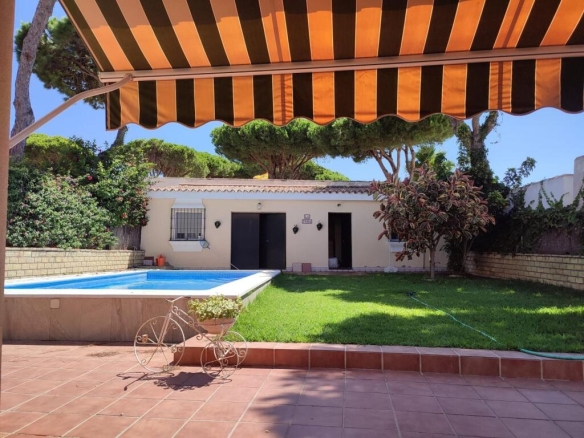 Imagen 4 de SE VENDE PRECIOSO CHALET A 150 METROS DE LA PLAYA DE LA BARROSA