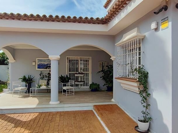 Imagen 1 de PRECIOSO CHALET EN SANCTI PETRI