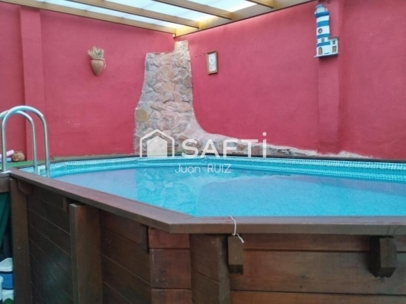 Imagen 3 de Casa con patio y piscina cubierta: ¡Vive o invierte en tu futuro!