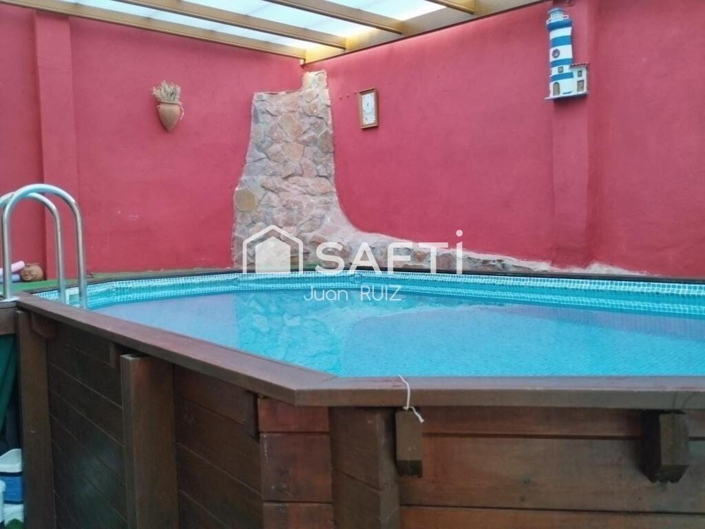 Imagen 3 de Casa con patio y piscina cubierta: ¡Vive o invierte en tu futuro!