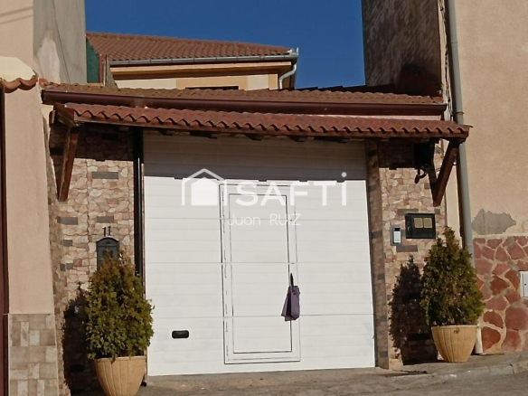 Imagen 4 de Casa con patio y piscina cubierta: ¡Vive o invierte en tu futuro!