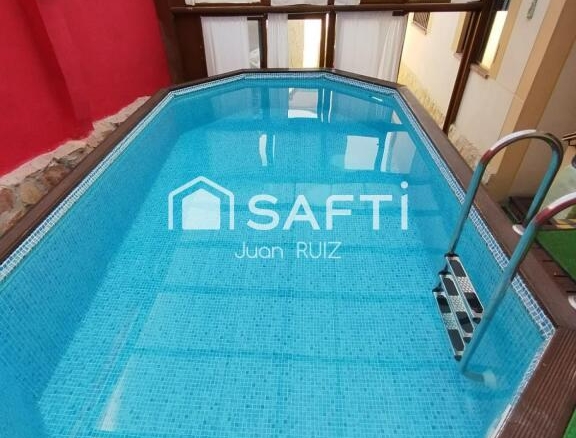 Imagen 1 de Casa con patio y piscina cubierta: ¡Vive o invierte en tu futuro!