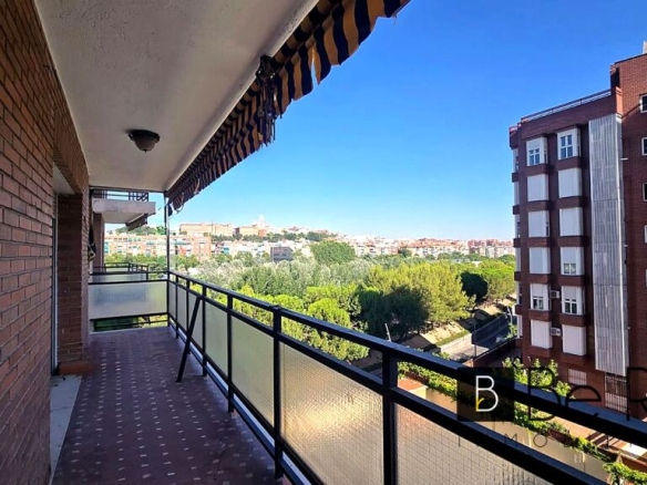 Imagen 3 de EN VENTA PISO CON TERRAZA A REFORMAR EN PUERTA DEL ÁNGEL (MADRID).