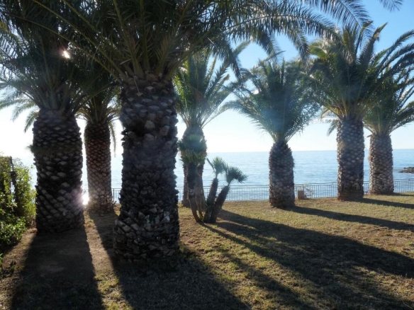 Imagen 3 de EXCLUSIVA VILLA A LA ORILLA DEL MAR! Oportunidad.