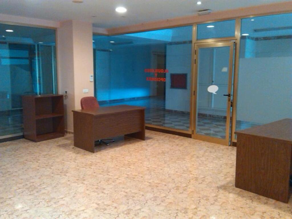 Imagen 4 de FANTÁSTICO  LOCAL EN ESTEPONA MUY BIEN SITUADO. 40 M2 TRANSFORMADO