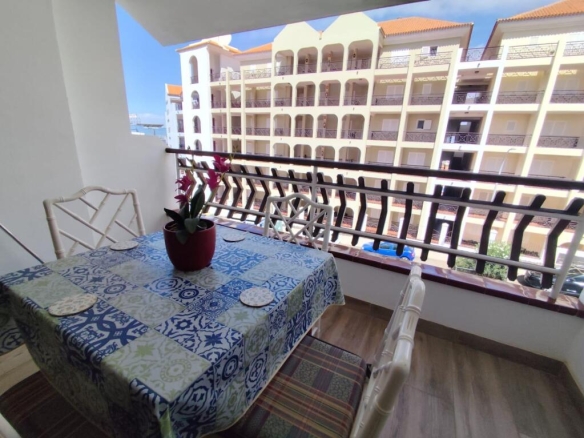 Imagen 2 de Encantador Apartamento en Los Cristianos con Licencia Vacacional – Ideal para Inversión