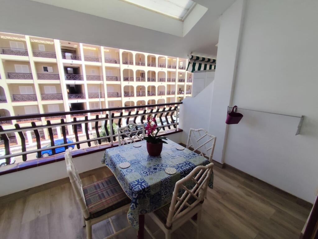 Imagen 3 de Encantador Apartamento en Los Cristianos con Licencia Vacacional – Ideal para Inversión