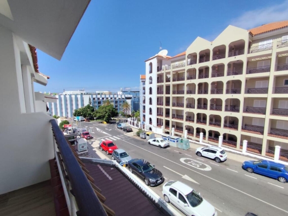 Imagen 1 de Encantador Apartamento en Los Cristianos con Licencia Vacacional – Ideal para Inversión