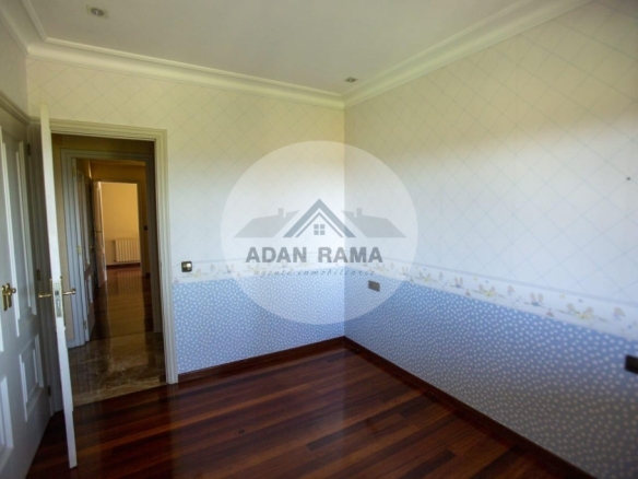 de 330m2 con 5 dormitorios y 3 baños con plaza de garaje y trastero