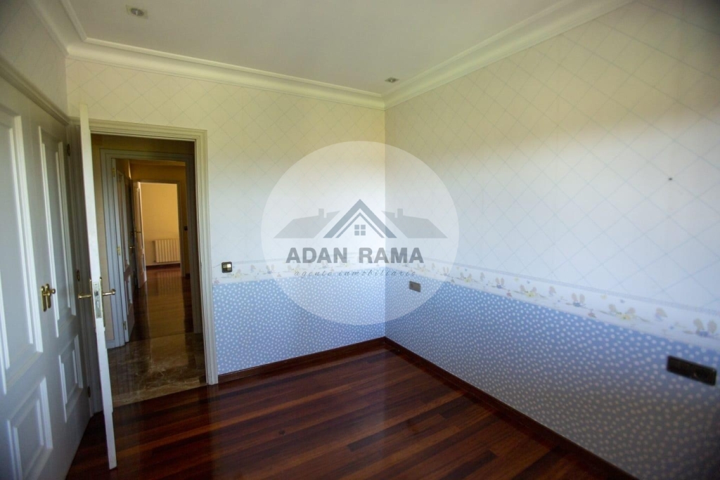 de 330m2 con 5 dormitorios y 3 baños con plaza de garaje y trastero de 330m2 con 5 dormitorios y 3 baños con plaza de garaje y trastero