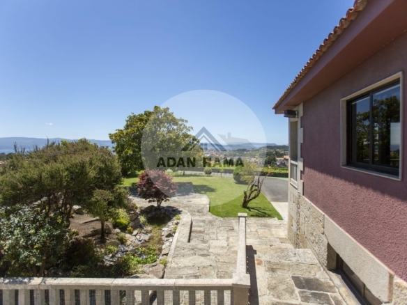 de 330m2 con 5 dormitorios y 3 baños con plaza de garaje y trastero