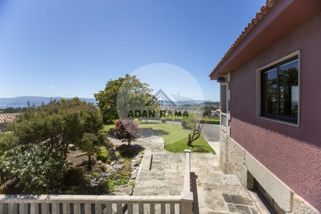 de 330m2 con 5 dormitorios y 3 baños con plaza de garaje y trastero de 330m2 con 5 dormitorios y 3 baños con plaza de garaje y trastero