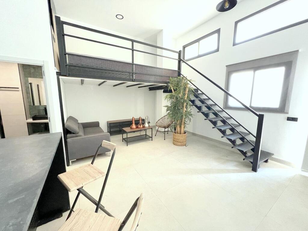 Imagen 2 de LOCAL REFORMADO CON OPCIÓN DE VIVIENDA EN CARLOS HAYA