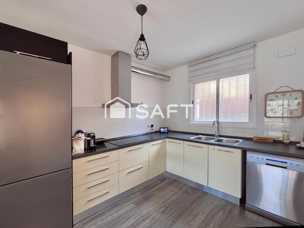 Imagen 3 de Exclusiva casa unifamiliar con vistas al mar y piscina comunitaria en Les Botigues de Sitges