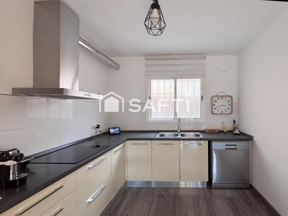 Imagen 4 de Exclusiva casa unifamiliar con vistas al mar y piscina comunitaria en Les Botigues de Sitges