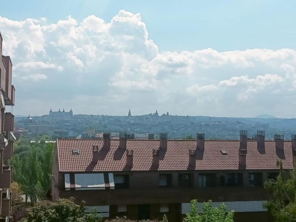 Imagen 2 de ? Piso exclusivo con piscina y zonas verdes en la Avenida de Europa