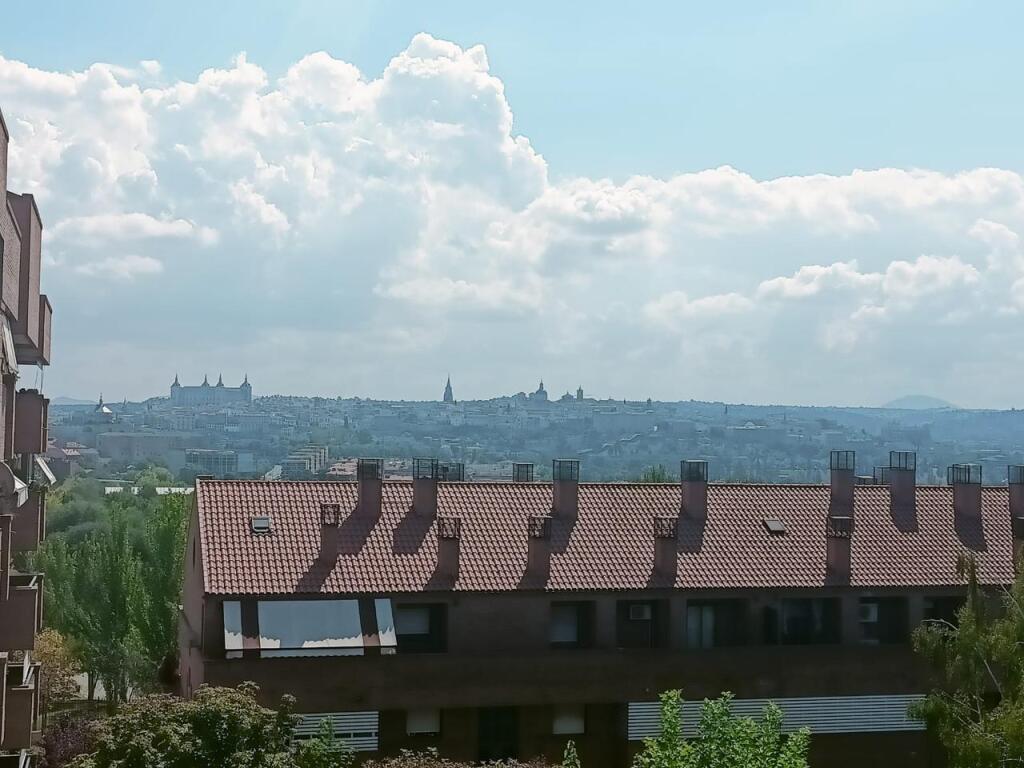 Imagen 2 de ? Piso exclusivo con piscina y zonas verdes en la Avenida de Europa