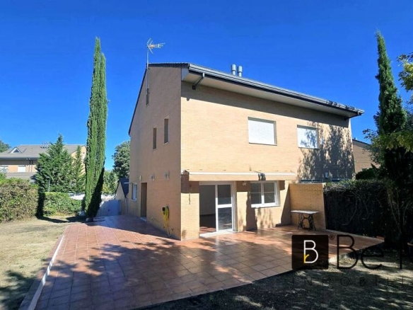 Imagen 4 de ¡EN ALQUILER! EXCELENTE CHALET PAREADO CON PARCELA DE 500M2 Y PISCINA COMUNITARIA EN LAS INFANTAS VALDEMORILLO