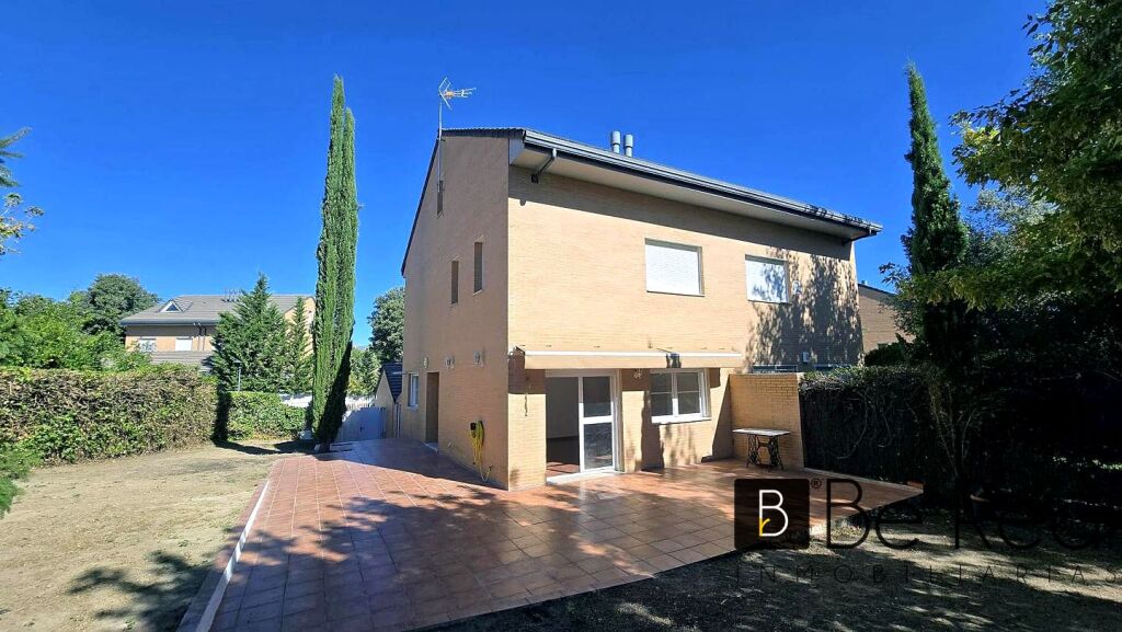 Imagen 4 de ¡EN ALQUILER! EXCELENTE CHALET PAREADO CON PARCELA DE 500M2 Y PISCINA COMUNITARIA EN LAS INFANTAS VALDEMORILLO Imagen 4 de ¡EN ALQUILER! EXCELENTE CHALET PAREADO CON PARCELA DE 500M2 Y PISCINA COMUNITARIA EN LAS INFANTAS VALDEMORILLO