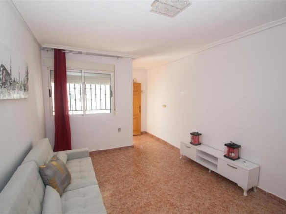 Imagen 2 de Bungalow en planta baja con jardín y piscina comunitaria en Entre Naranjos-Sin Comisión