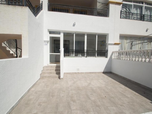 Imagen 3 de Bungalow en planta baja con jardín y piscina comunitaria en Entre Naranjos-Sin Comisión