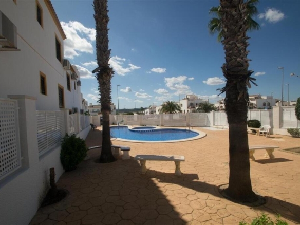 Imagen 1 de Bungalow en planta baja con jardín y piscina comunitaria en Entre Naranjos-Sin Comisión - El Club del Propietario Imagen 1 de Bungalow en planta baja con jardín y piscina comunitaria en Entre Naranjos-Sin Comisión