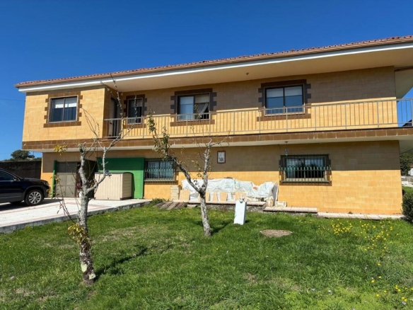 Imagen 1 de CHALET EN A LAMA