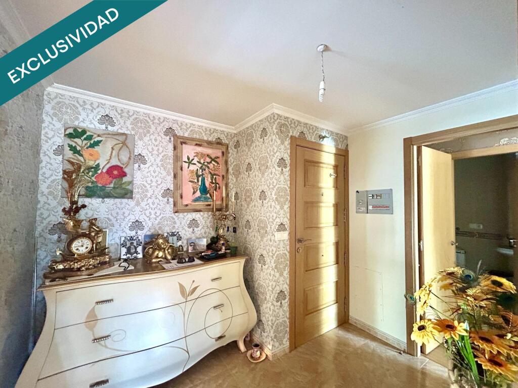 a pocos metros del ayuntamiento y del centro comercial. Amplio