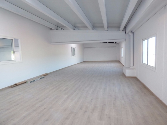 Imagen 1 de NAVE SEMINUEVA EN VENTA EN SANT VICENÇ DE CASTELLET PARA INVERSORES