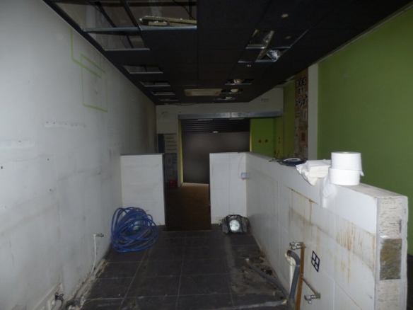 Imagen 4 de LOCAL COMERCIAL IDEAL PARA RESTAURACIÓN EN ALQUILER EN LA ZONA DE ÀNGEL GUIMERÀ DE MANRESA
