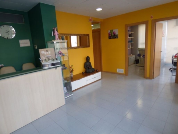 Imagen 2 de LOCAL COMERCIAL REFORMADO EN ALQUILER EN LA FONT DELS CAPELLANS DE MANRESA