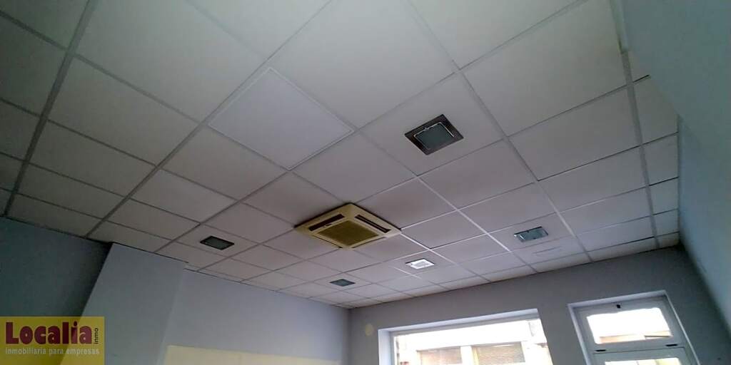 Imagen 2 de Amplio local para tus oficinas en el centro de Torrelavega