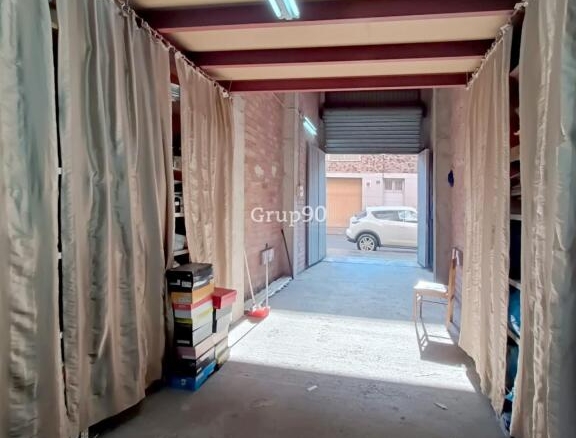Imagen 3 de ¡Oportunidad Única! Práctico almacén a pie de calle en la mejor ubicación de La Bordeta.