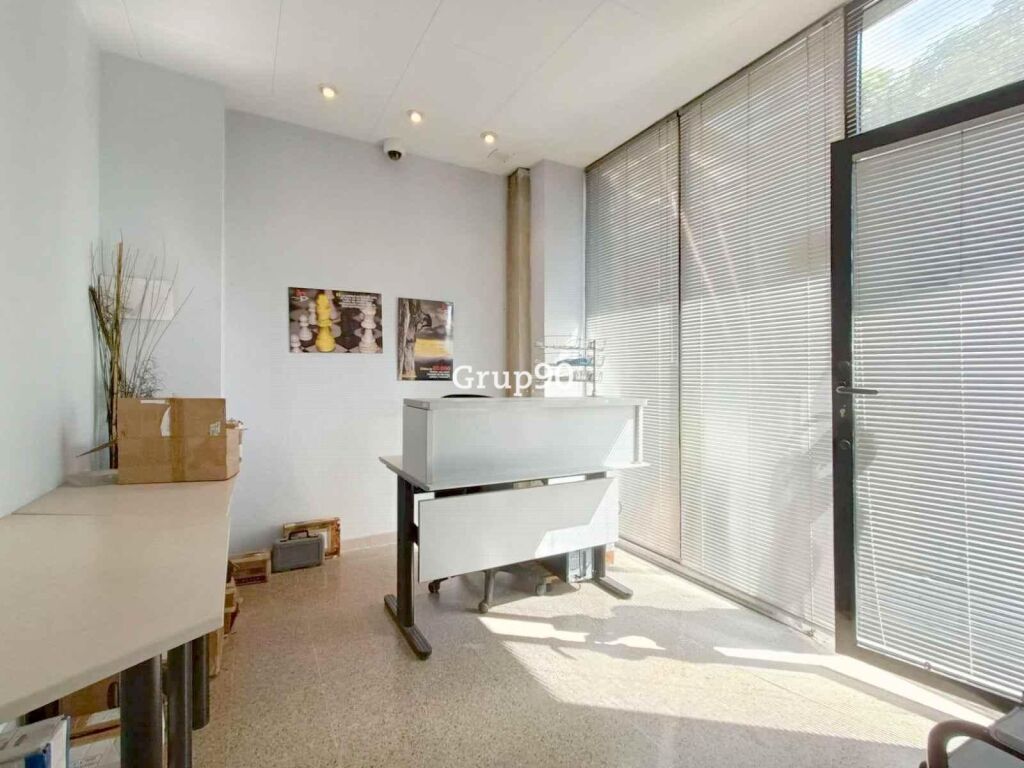 Imagen 2 de Local comercial a pie de calle de 240m2 en Zona Instituts