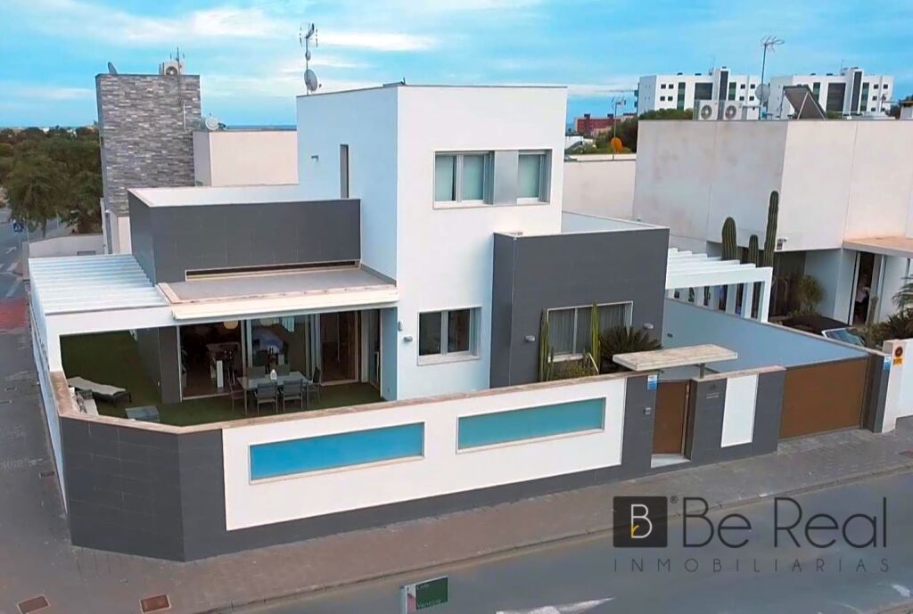 Imagen 2 de CHALET DE DOS PLANTAS CON SOLARIUM Y PISCINA PRIVADA EN MIL PALMERAS (ALICANTE) Imagen 2 de CHALET DE DOS PLANTAS CON SOLARIUM Y PISCINA PRIVADA EN MIL PALMERAS (ALICANTE)