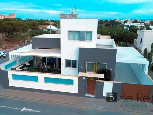 Imagen 3 de CHALET DE DOS PLANTAS CON SOLARIUM Y PISCINA PRIVADA EN MIL PALMERAS (ALICANTE)